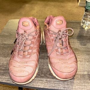 Used Nikes Pink